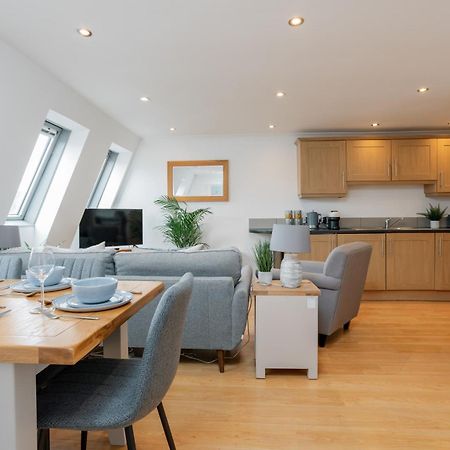 Starhost Residences - Central 3 Bed Apartment At Regents Court, Newbury Newbury  Extérieur photo