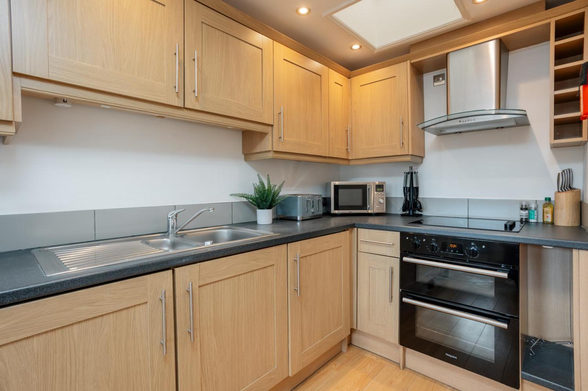 Starhost Residences - Central 3 Bed Apartment At Regents Court, Newbury Newbury  Extérieur photo