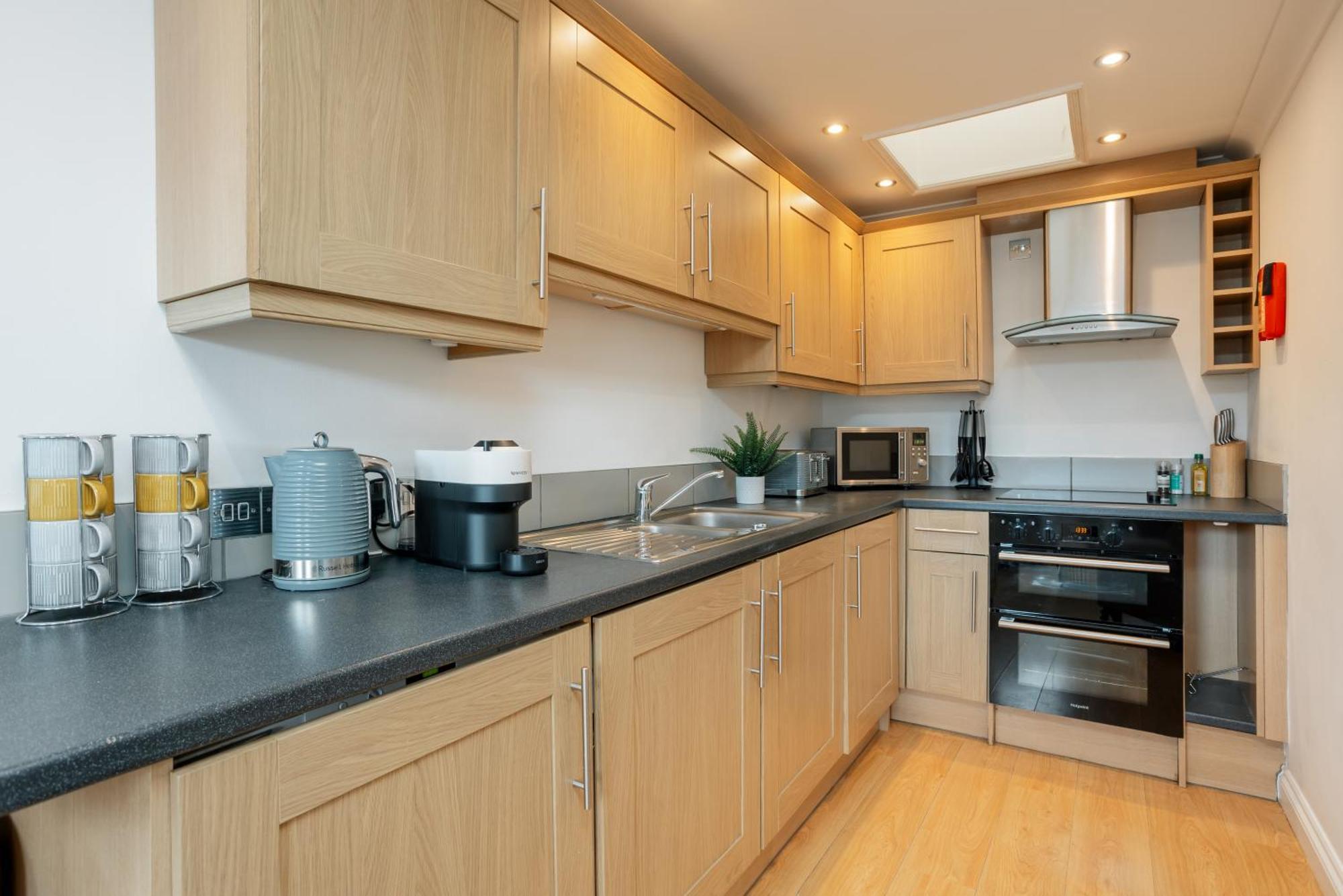 Starhost Residences - Central 3 Bed Apartment At Regents Court, Newbury Newbury  Extérieur photo