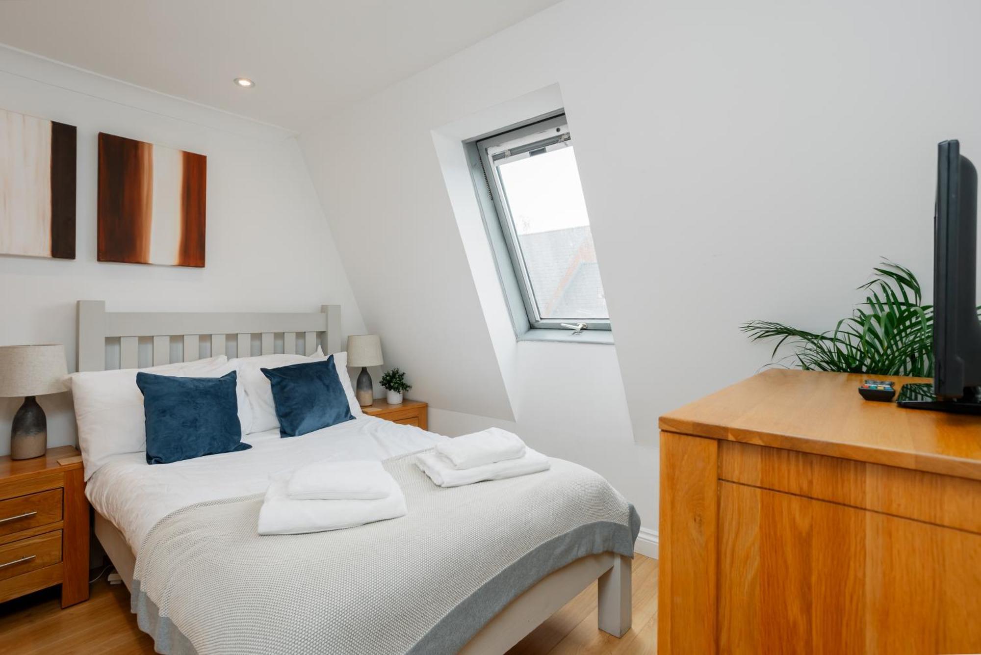 Starhost Residences - Central 3 Bed Apartment At Regents Court, Newbury Newbury  Extérieur photo