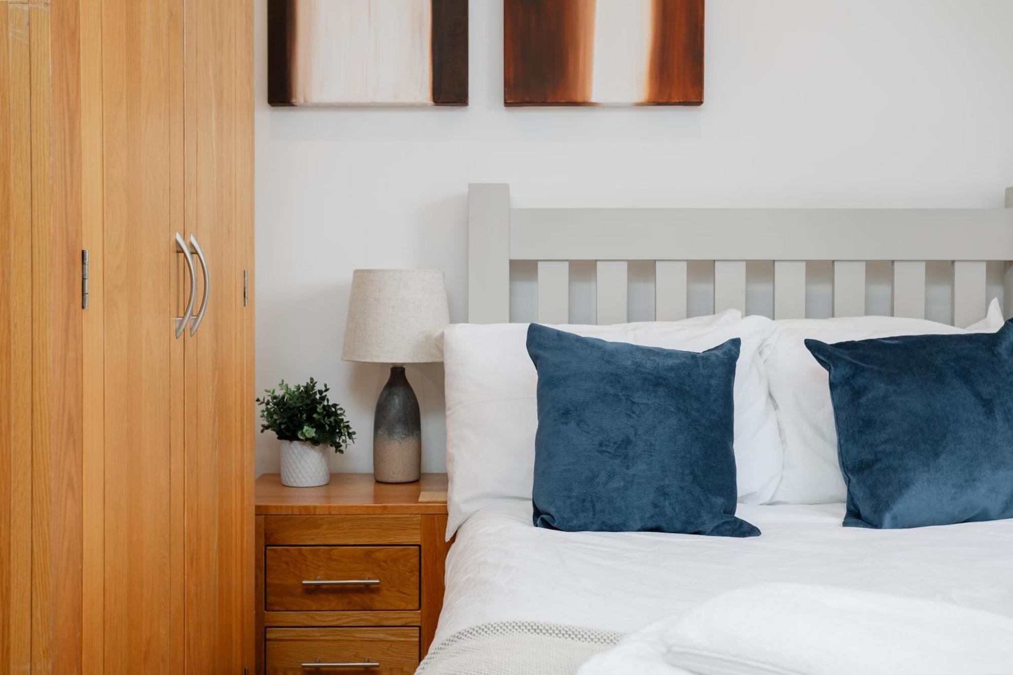 Starhost Residences - Central 3 Bed Apartment At Regents Court, Newbury Newbury  Extérieur photo