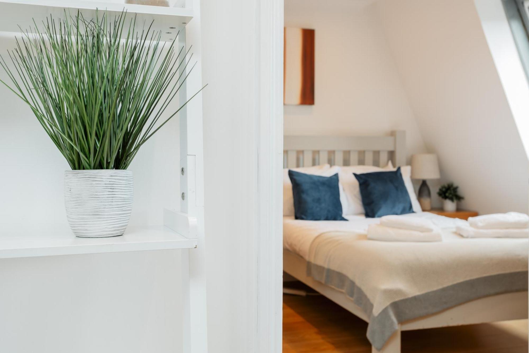Starhost Residences - Central 3 Bed Apartment At Regents Court, Newbury Newbury  Extérieur photo