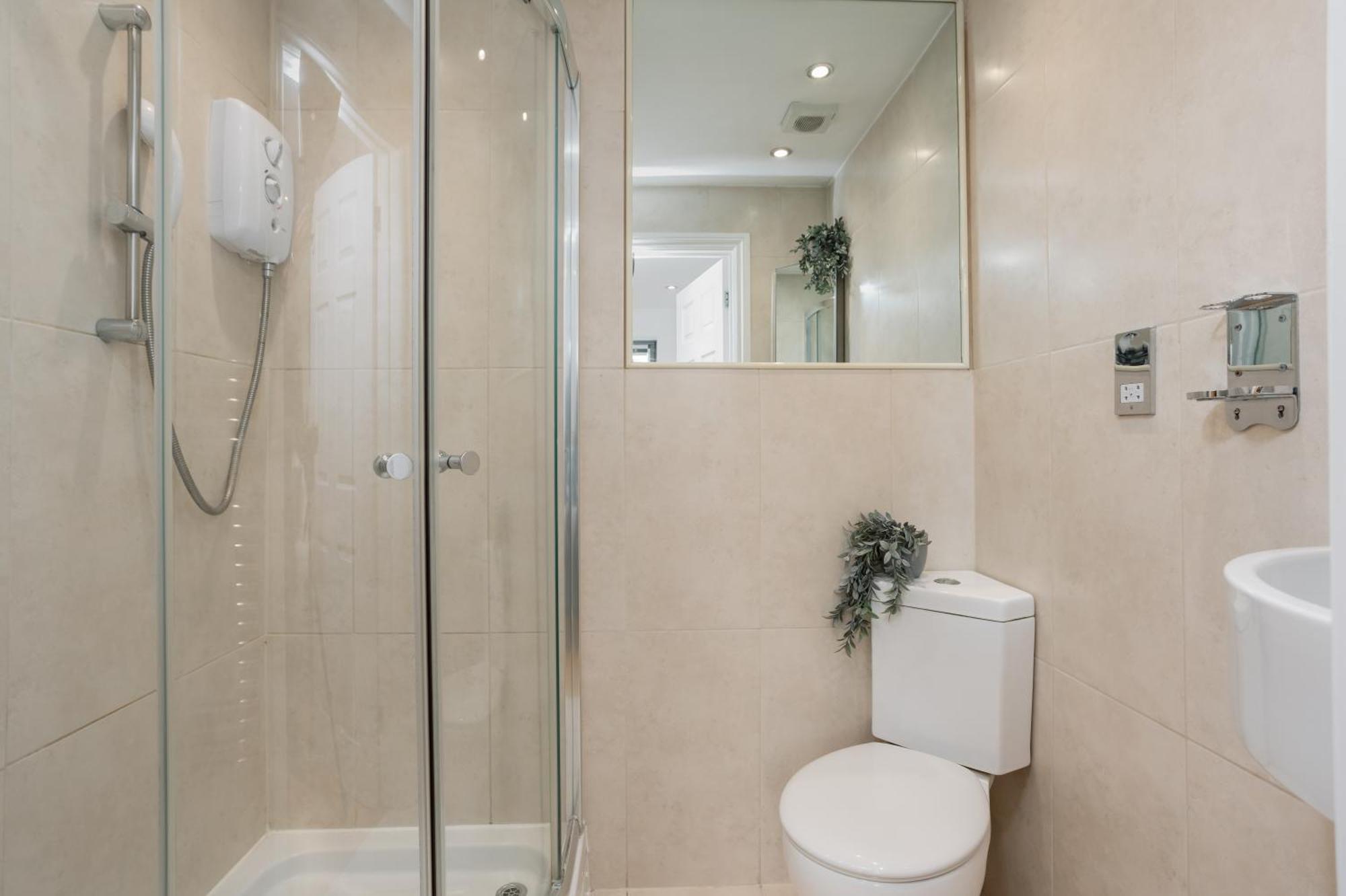 Starhost Residences - Central 3 Bed Apartment At Regents Court, Newbury Newbury  Extérieur photo