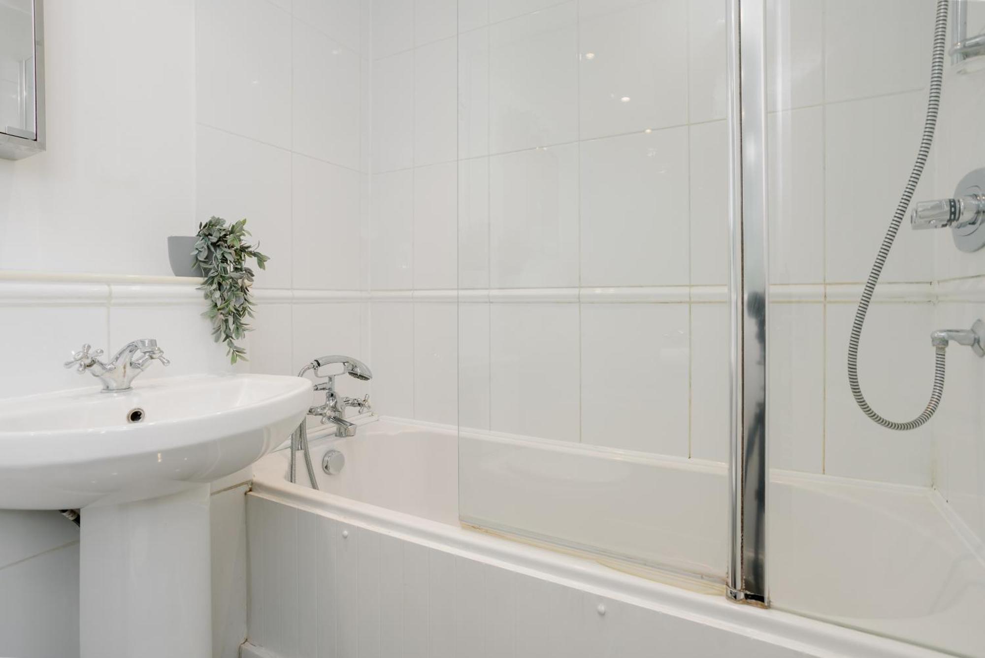Starhost Residences - Central 3 Bed Apartment At Regents Court, Newbury Extérieur photo