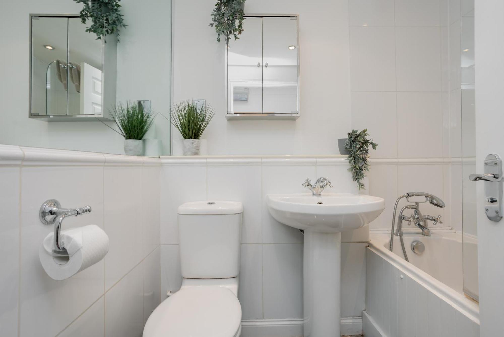 Starhost Residences - Central 3 Bed Apartment At Regents Court, Newbury Newbury  Extérieur photo